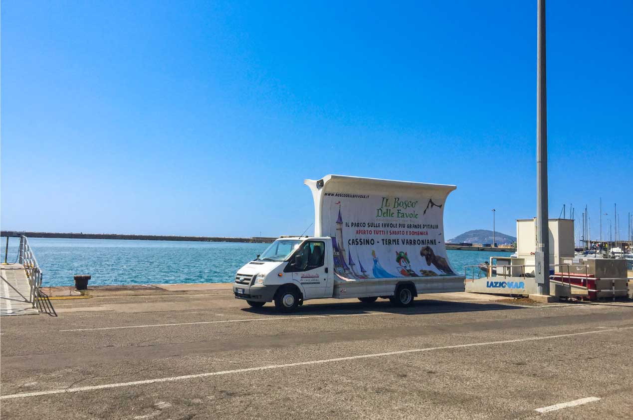 Camion Vela Pubblicità Parco Di Divertimenti